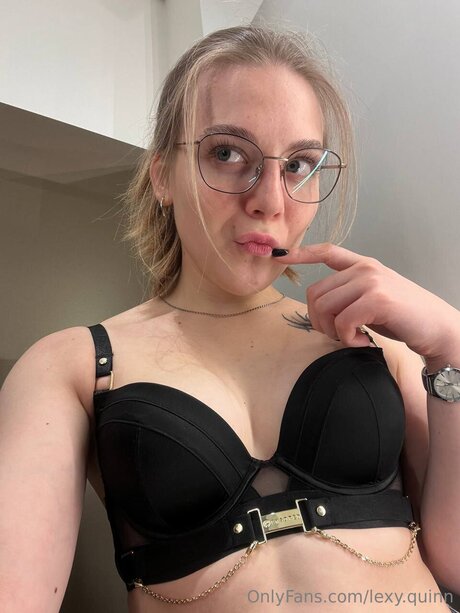 Baby Elisa ポルノスター エロティック 写真