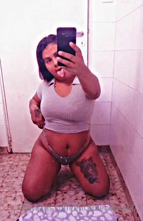 小さいチンポのシーメールオンリーファンズ 無料ポルノ 写真