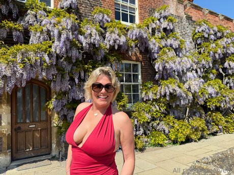 パイズリ オンリーファンズ アートxxx 写真