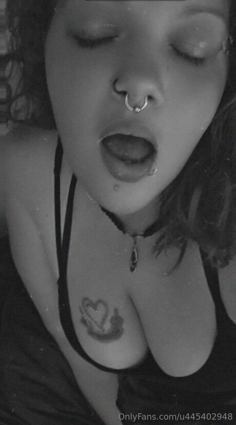 U445402948 裸の女優 写真