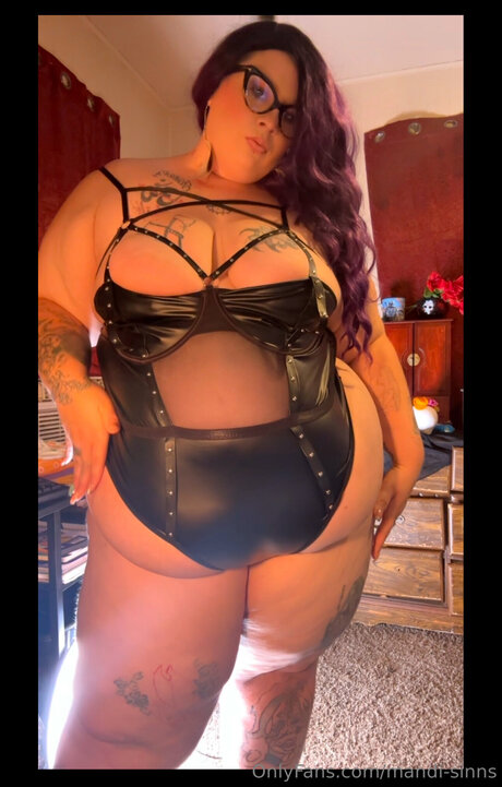 Mandi Sinns XXXモデル 写真