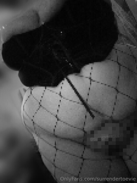 Surrendertoevie セクシーモデル 画像