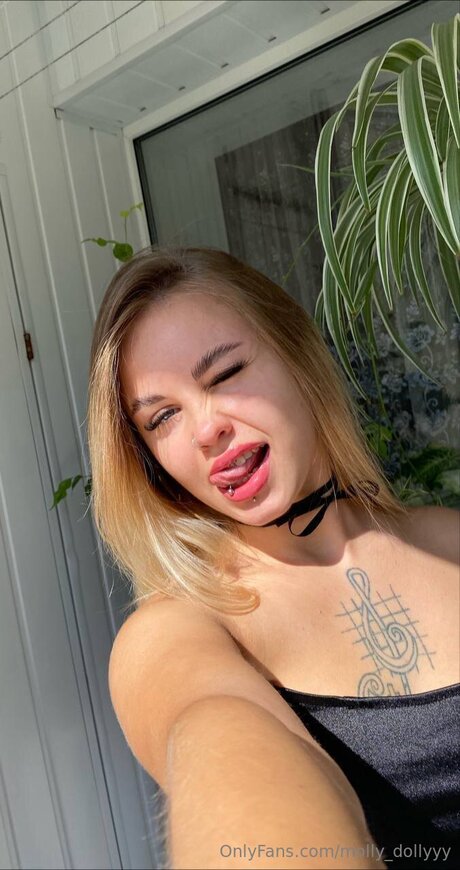 かわいいブロンドのオンリーファンズ ポルノ 画像