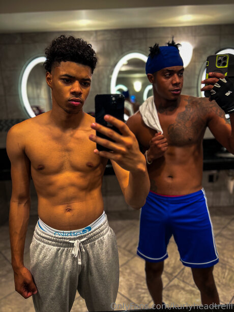 Kurlyheadtrelll 完璧なモデル 画像