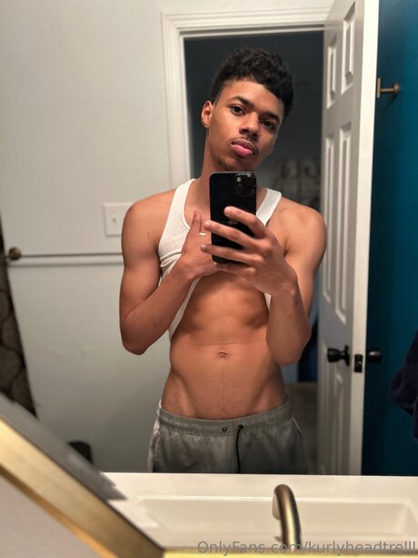 Kurlyheadtrelll ヌードのポルノスター 写真