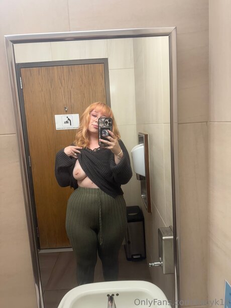 カムフィートオンリーファンズ セクシーヌード 写真