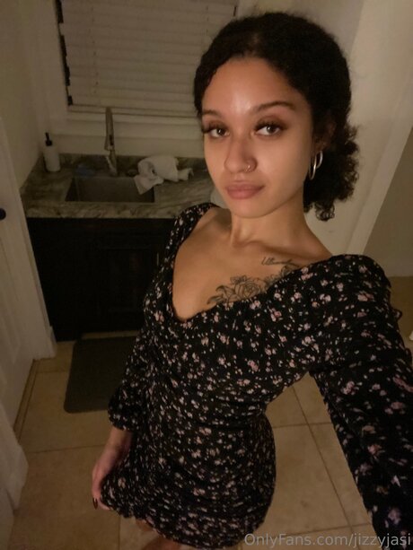 Jizzyjasi かわいいモデル 写真