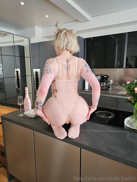 Julie Karkki セクシーなスター 写真