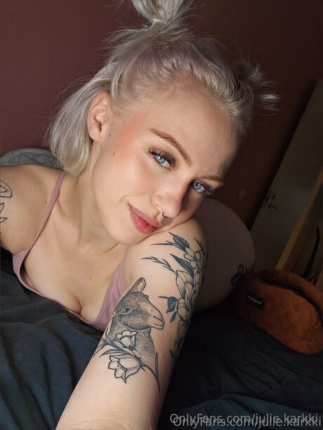 Julie Karkki ホット女優 写真