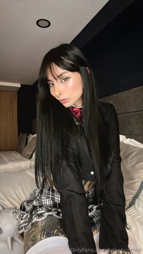 曲線美のランジェリーオンリーファンズ アート裸 画像