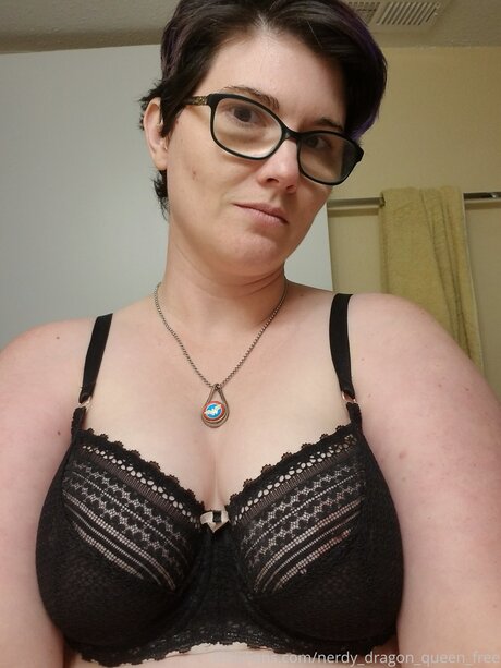 Nerdy Dragon Queen Free セクシー女優 写真