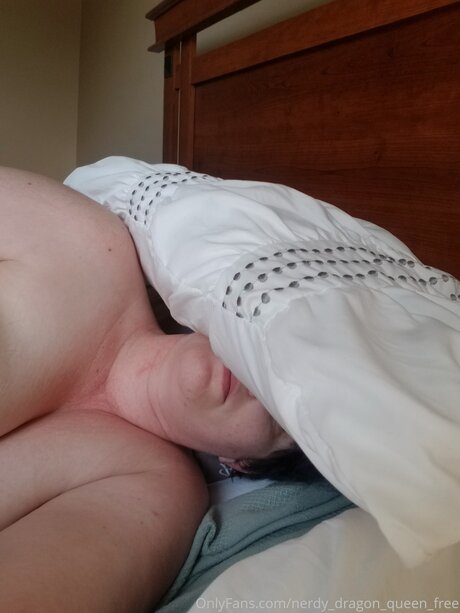Nerdy Dragon Queen Free スター 裸 ギャラリー