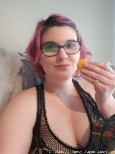 Nerdy Dragon Queen Free ポルノスター 独占 写真