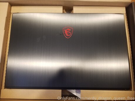 Nerdy Dragon Queen Free アダルトスター 画像