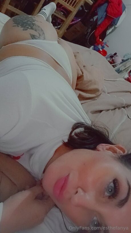 Esthefanya 無料モデル 画像