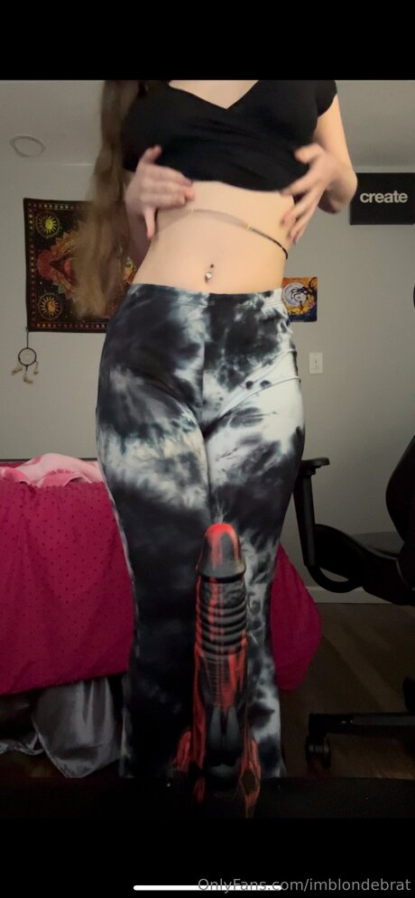 ぽっちゃりブロンドのオンリーファンズ アートポルノ 写真