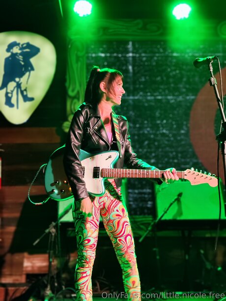 Sweetie Sunshine Free セクシーなポルノスター 画像