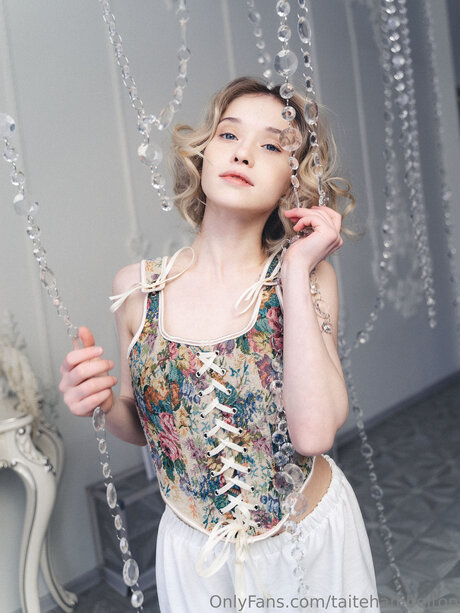 曲線美の女の子オンリーファンズ セックス 写真