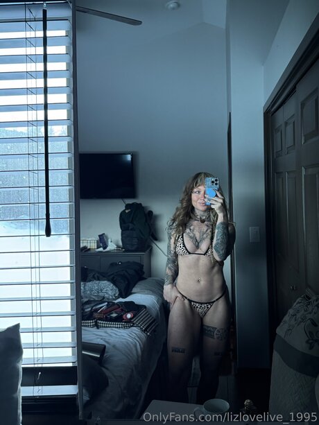 Lizlovelive 1995 裸の女優 写真