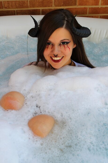 パンツを食い込ませるオンリーファンズ アートヌード 画像