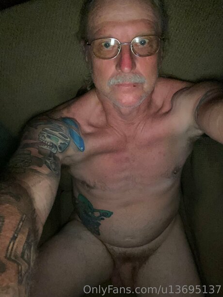 U13695137 裸のモデル 写真