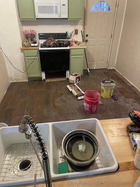 金髪の筋肉オンリーファンズ 無料 画像