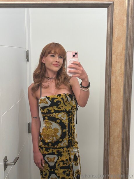 ぽっちゃりブロンドのオンリーファンズ セクシーヌード 画像