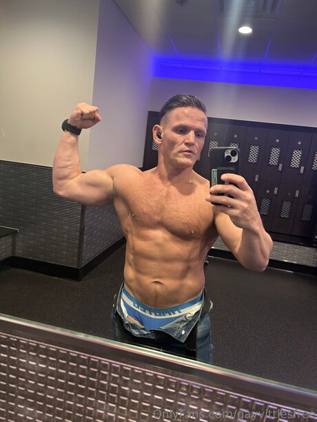 教室オンリーファン ポルノ 画像