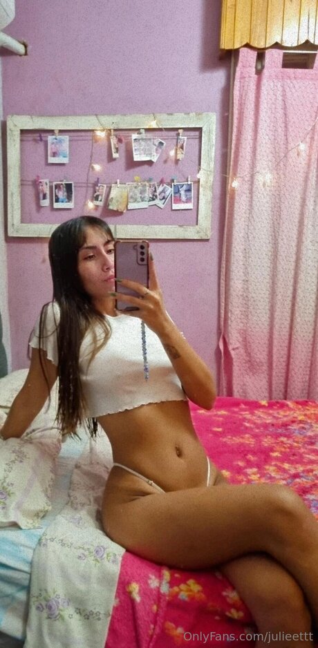 Julieettt スター ヌード 画像