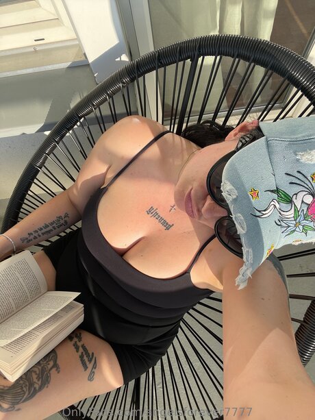 エモな痴女オンリーファンズ 美しいヌード 写真