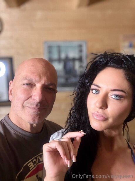 バン・オンリーファンズ セクシー裸 ギャラリー