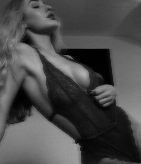 asmr 足 オンリーファンズ エロチック 画像