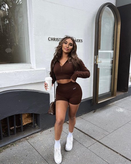 simmykk エロティック女優 ギャラリー