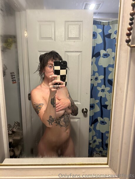 イギリスのおばあちゃんオンリーファンズ 美しいヌード 写真