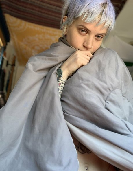 乳首 オンリーファンズ セクシー 画像