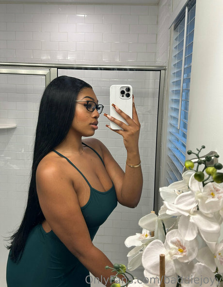 小さいチンポのシーメールオンリーファンズ アート裸 写真