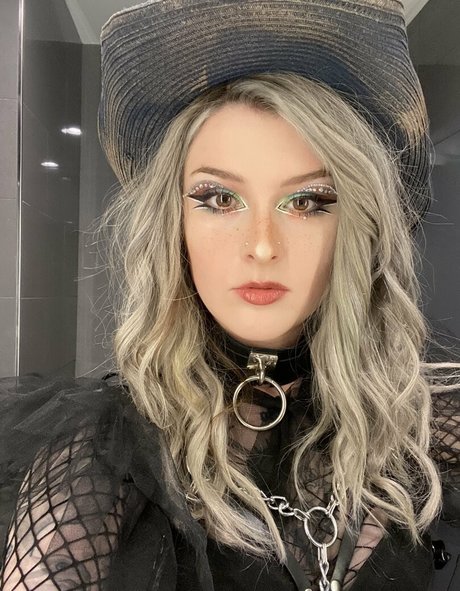 Mothica 裸のモデル 写真