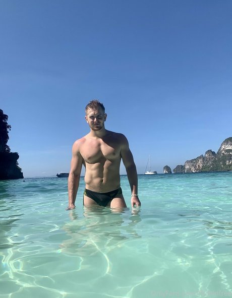 巨乳カップルオンリーファンズ 無料ポルノ 写真