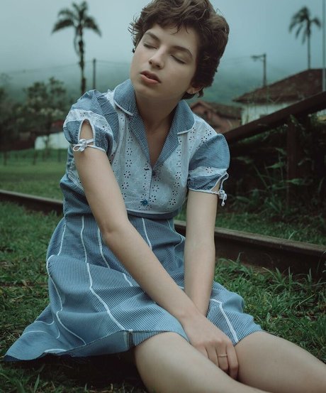 ティーンフィンガリングオンリーファンズ セクシー裸 写真