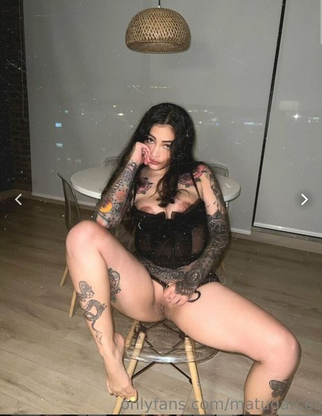 茶色の目のキティオンリーファンズ アダルト 画像