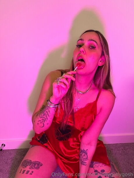 アジア人のおまんこオンリーファンズ セクシー裸 写真