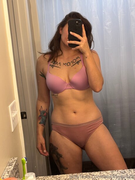 金髪の筋肉オンリーファンズ 無料裸 画像