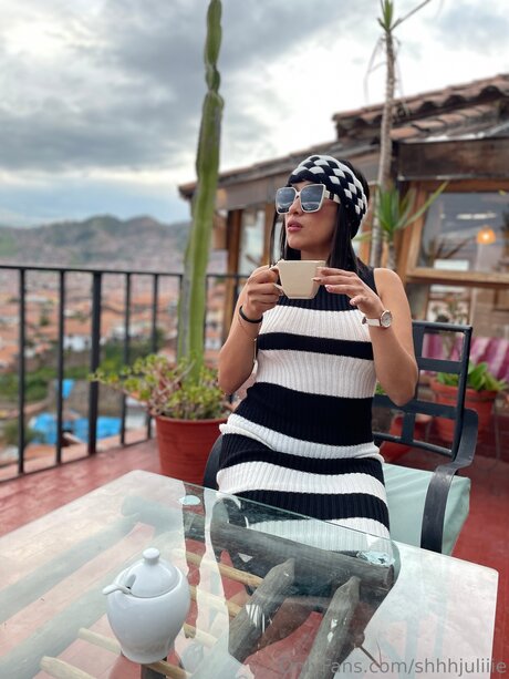 曲線美のランジェリーオンリーファンズ エロ 写真