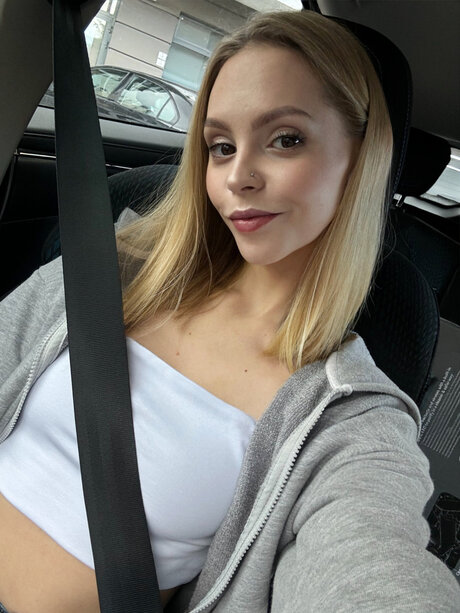 フェイシャルオンリーファンズ セクシーヌード 写真