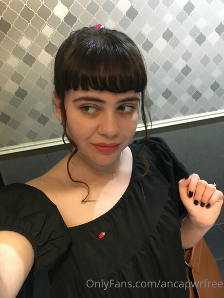 Ancapwrfree ポルノスター セクシー 画像