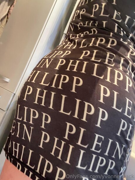 黒のランジェリーオンリーファンズ xxx 画像