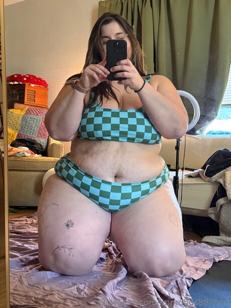 日本の熟女オンリーファンズ セクシーヌード 画像