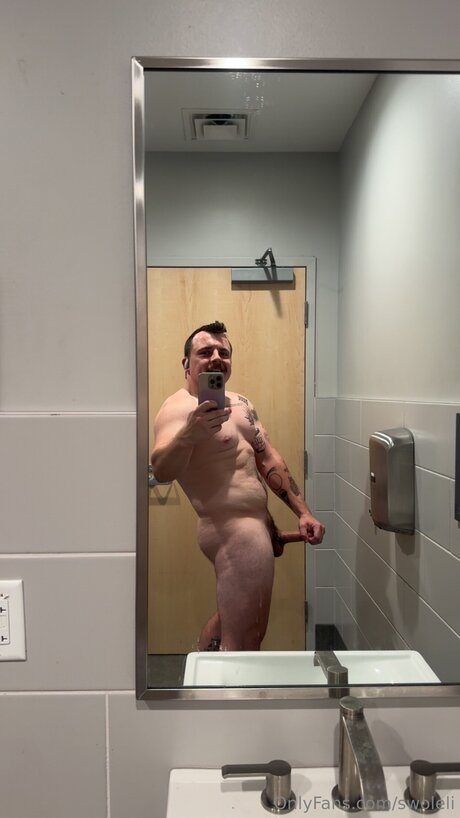 Swoleli ヌードモデル ギャラリー