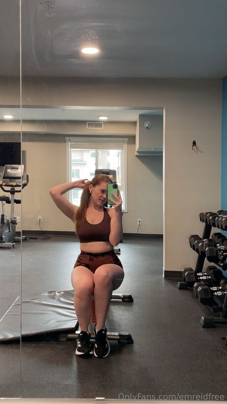 オイルを塗った巨乳オンリーファンズ 素敵 写真