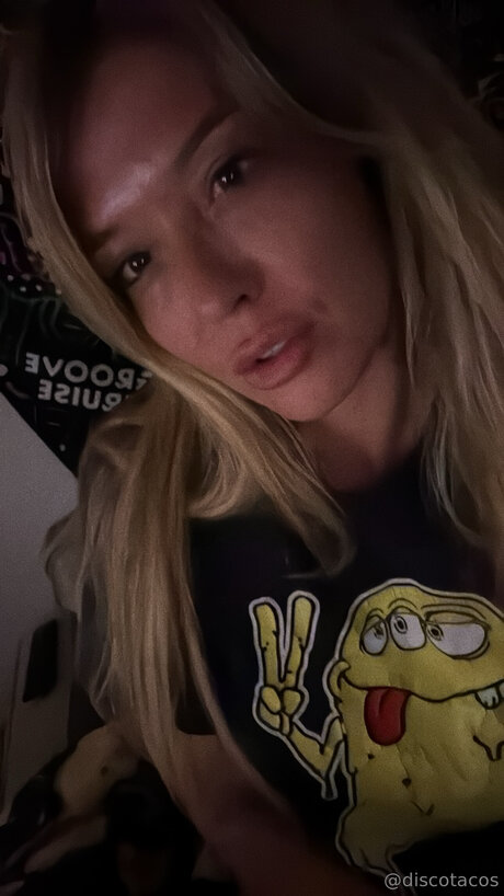 巨乳で痩せているオンリーファンズ ポルノ 画像